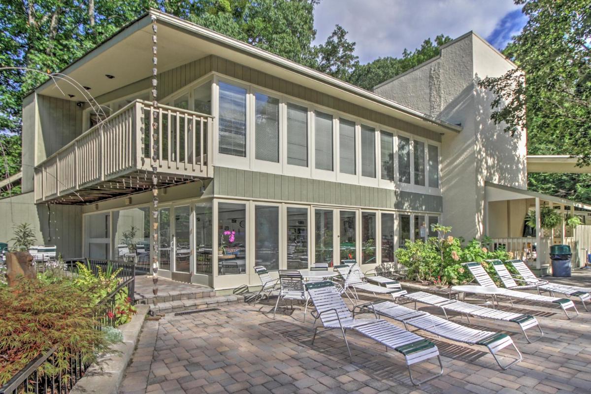 Sensational Gatlinburg Cabin with Hot Tub and Views! - image 7