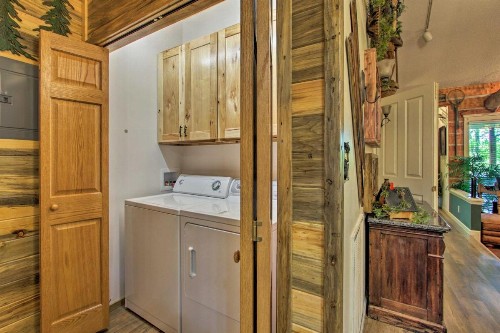 Eclectic Cabin with Hot Tub Less Than 1Mi to Ober Gatlinburg - image 5