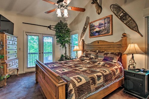 Eclectic Cabin with Hot Tub Less Than 1Mi to Ober Gatlinburg - image 7