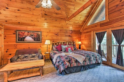 Two Hearts Gatlinburg Cabin with Hot Tub Amenities