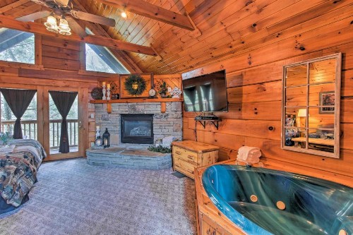 Two Hearts Gatlinburg Cabin with Hot Tub Amenities - image 5