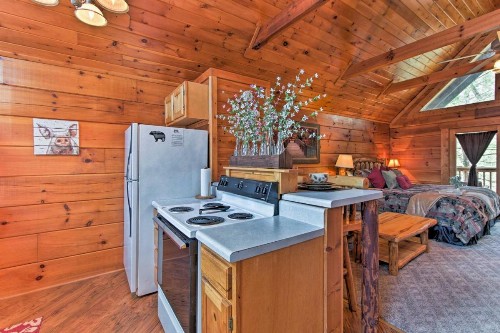 Two Hearts Gatlinburg Cabin with Hot Tub Amenities - image 7