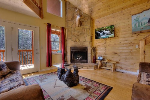 Bear Run Getaway #1136 by Aunt Bug's Cabin Rentals - image 3