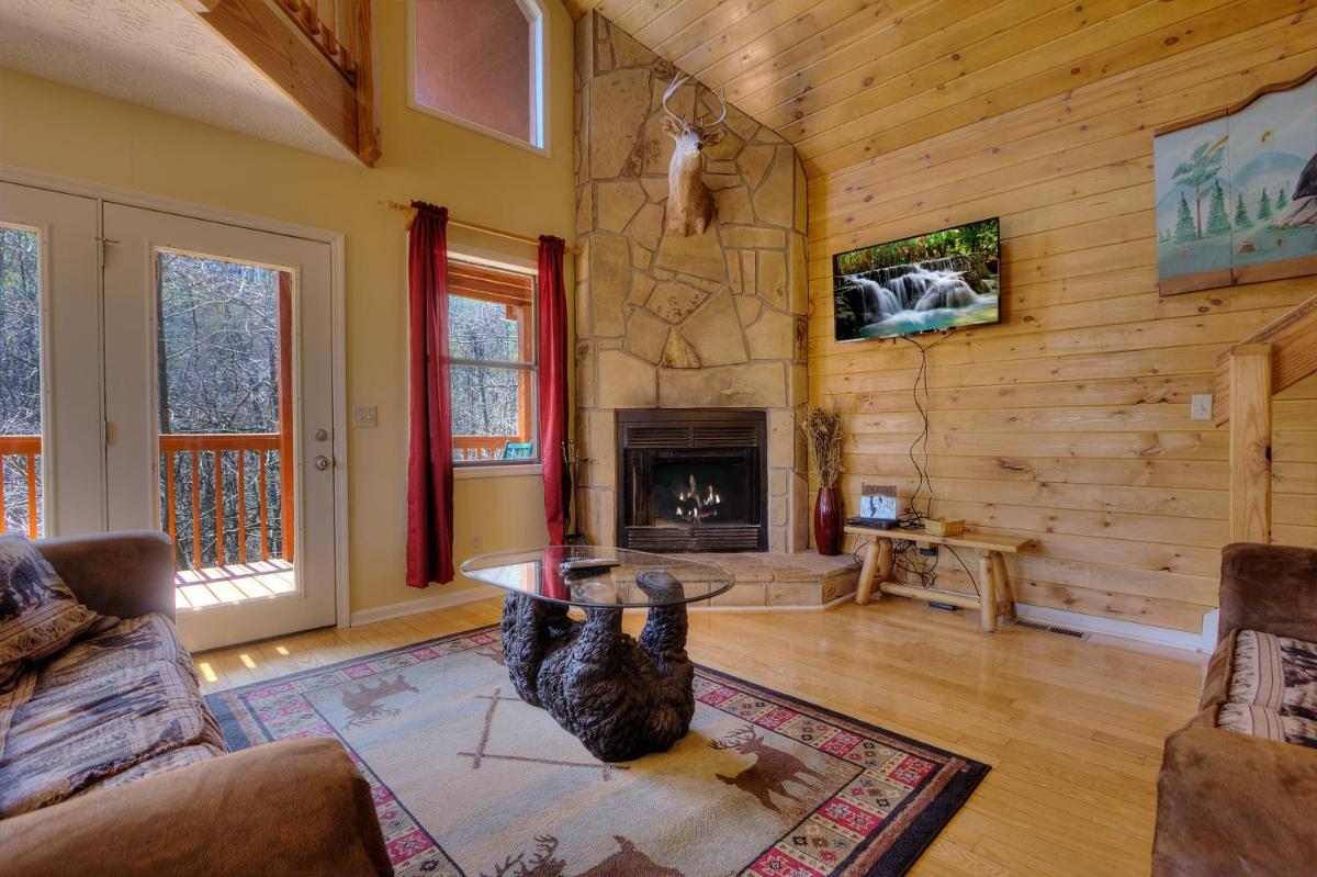Bear Run Getaway #1136 by Aunt Bug's Cabin Rentals - image 3
