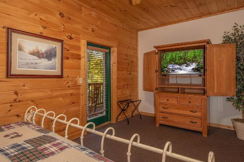 Log Inn Family Cabin - image 32