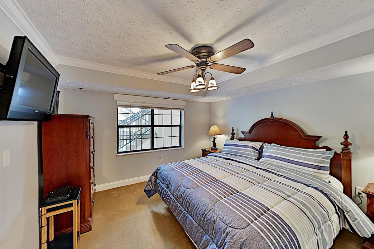 Luxe Creekside End Unit with Pool - Walk Downtown! condo - image 7