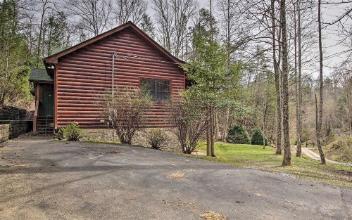 Gatlinburg High End Cabin: Hot Tub Pool Table and More! - image 7