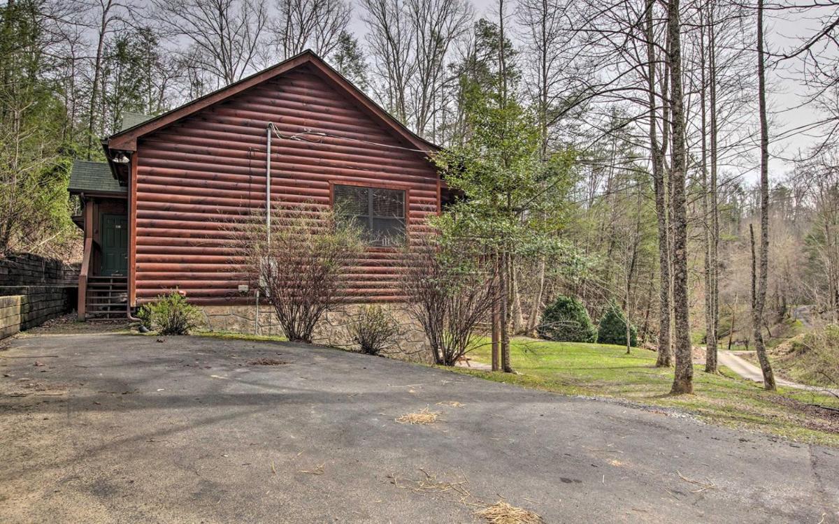 Gatlinburg High End Cabin: Hot Tub Pool Table and More! - image 7