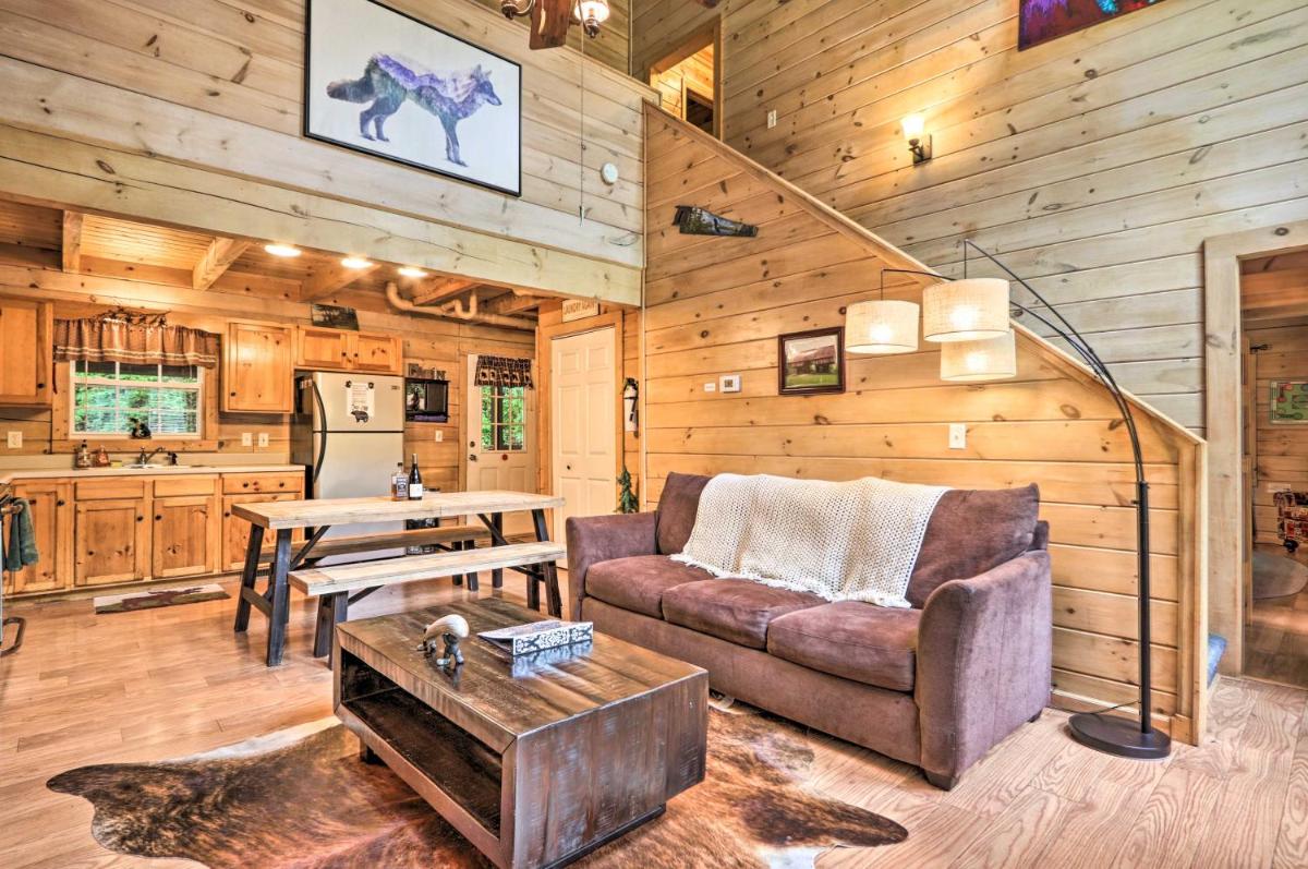 Gatlinburg Cabin in the Woods with Hot Tub Fire Pit - main image