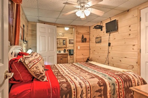 Gatlinburg Cabin in the Woods with Hot Tub Fire Pit - image 10