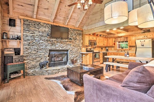 Gatlinburg Cabin in the Woods with Hot Tub Fire Pit - image 8