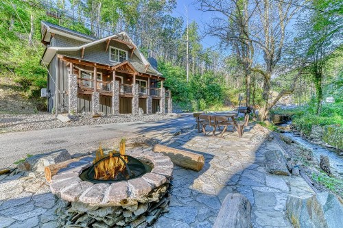 Noir Pine Creekside Chalet