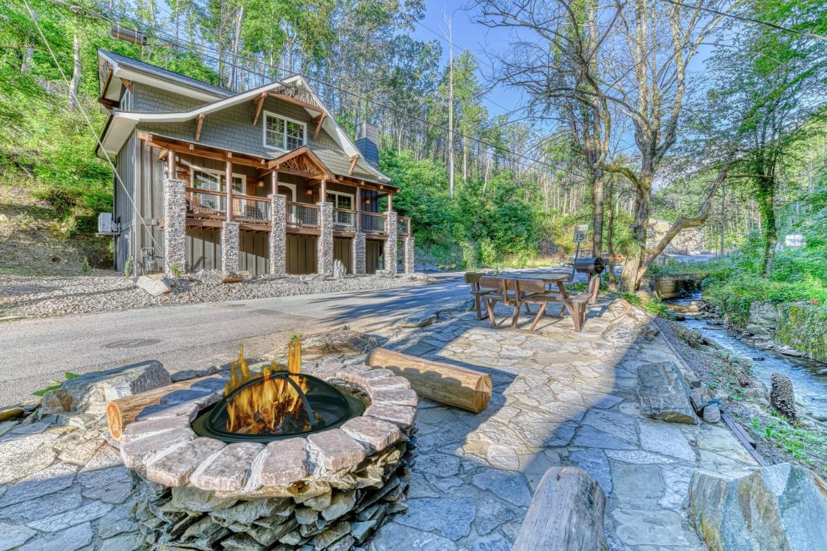 Noir Pine Creekside Chalet - main image