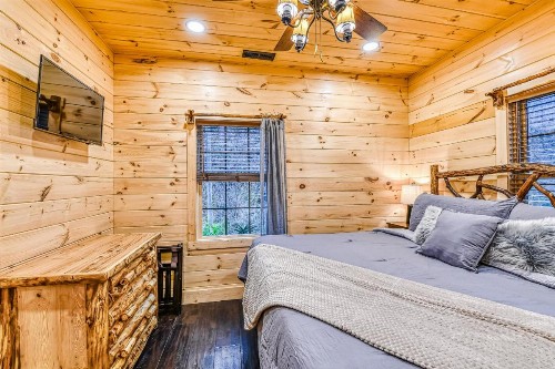 Alpine Creekside Chalet - image 10