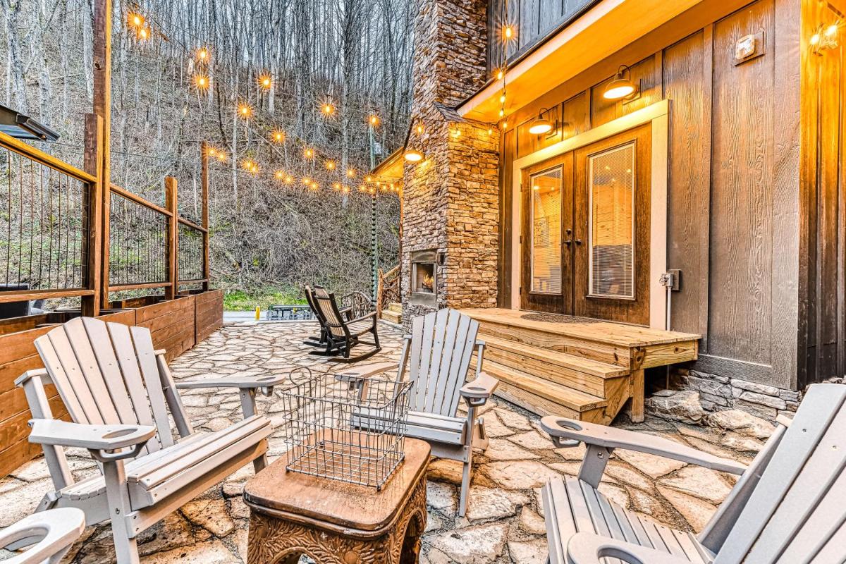 Alpine Creekside Chalet - image 2