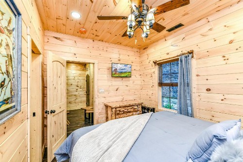 Alpine Creekside Chalet - image 9