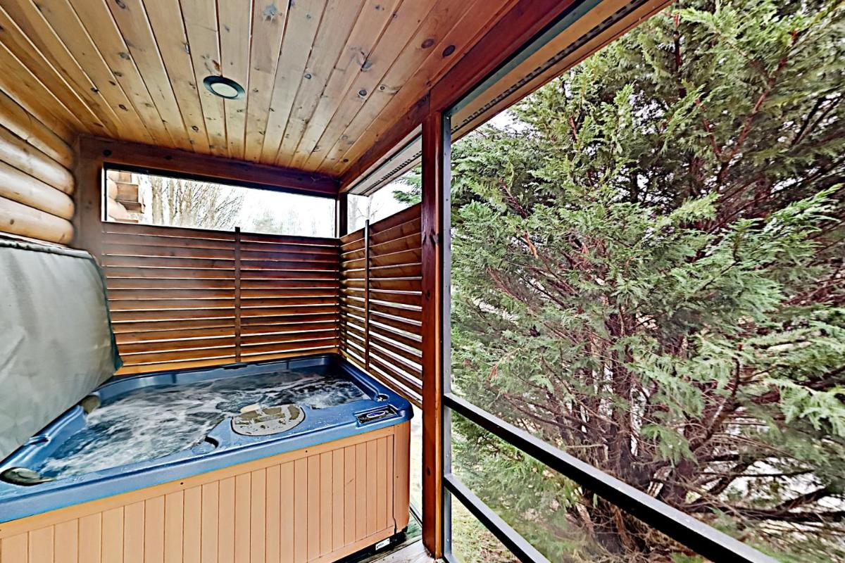 New-Build Resort Cabin - Hot Tub Pools & Tennis cabin - image 2