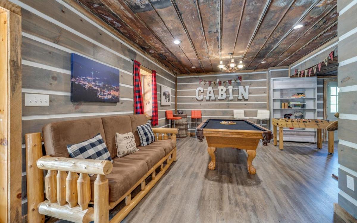 Hand Hewn Hideaway Stunning Gatlinburg Cabin with Hot Tub Table Games and Outdoor Oasis - image 3