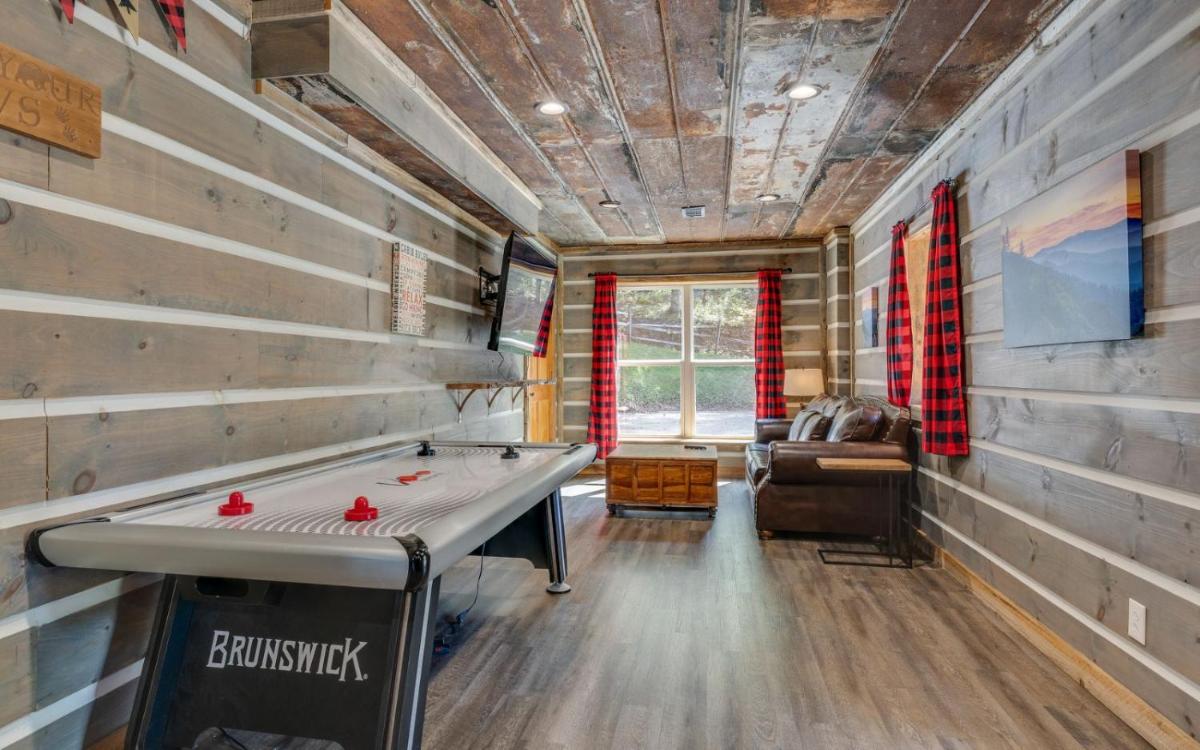 Hand Hewn Hideaway Stunning Gatlinburg Cabin with Hot Tub Table Games and Outdoor Oasis - image 4