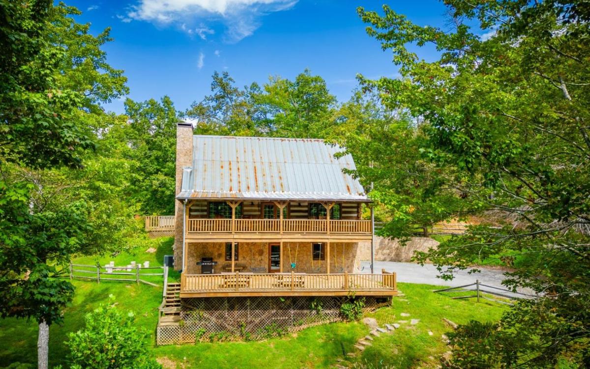 Hand Hewn Hideaway Stunning Gatlinburg Cabin with Hot Tub Table Games and Outdoor Oasis - main image