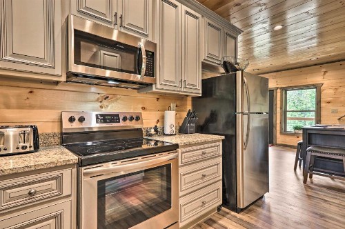 Modern Gatlinburg Cabin with Hot Tub Game Room - image 8