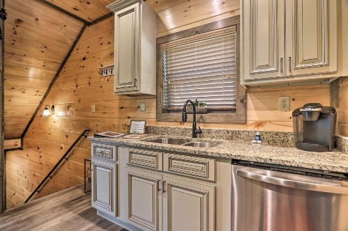 Modern Gatlinburg Cabin with Hot Tub Game Room - image 9