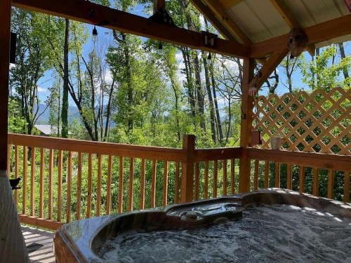 Take it Easy with hot tub and community pool - image 1