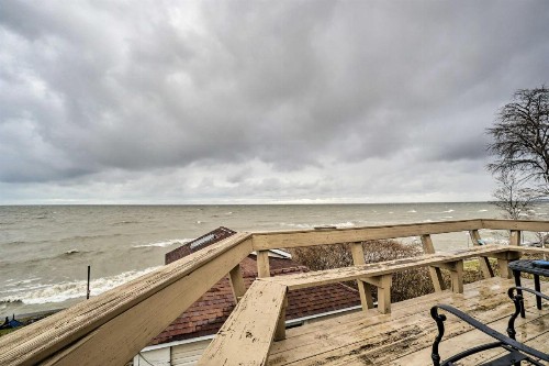 Lake Erie 'Beechaven' Retreat on the Strip! - image 4