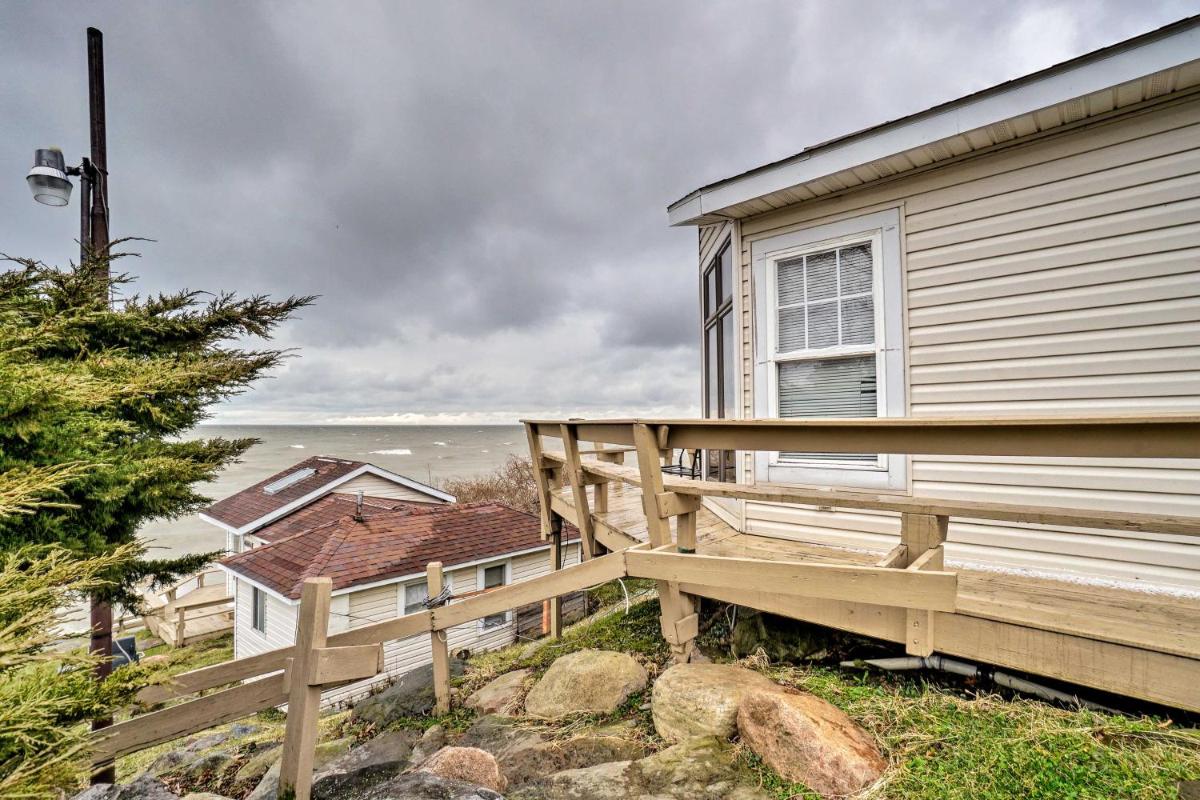 Lake Erie 'Beechaven' Retreat on the Strip! - image 6