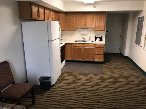 President Inn & Suites - image 9