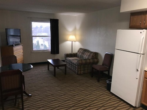 President Inn & Suites - image 10