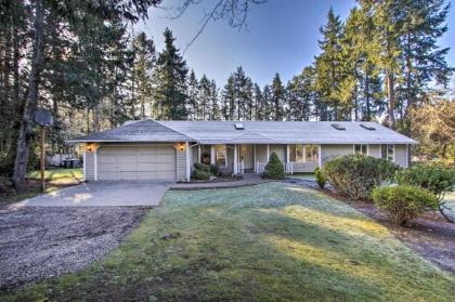 Cozy Home with Hot Tub - 4 Mi to Puget Sound Access!