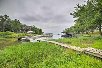 Updated Gilbertsville Retreat Steps to Lake!