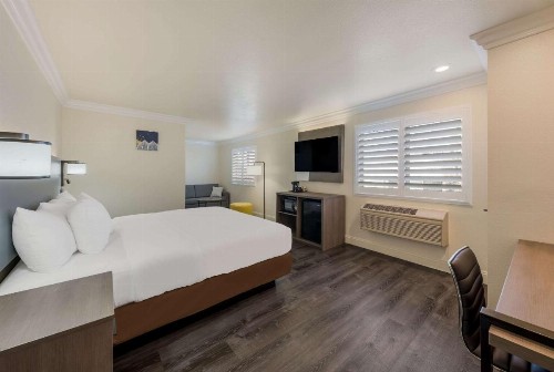 The Inn at 8435 - image 2