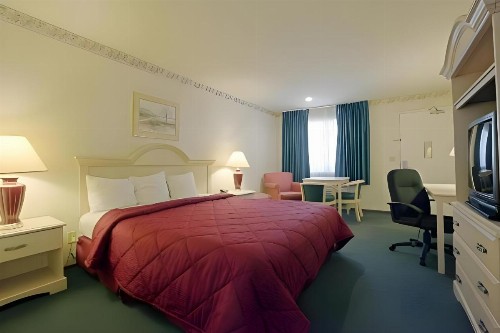 Days Inn by Wyndham Gilroy - image 29