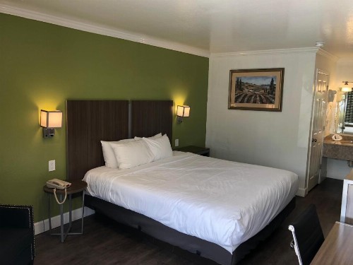 Gilroy Inn - image 14