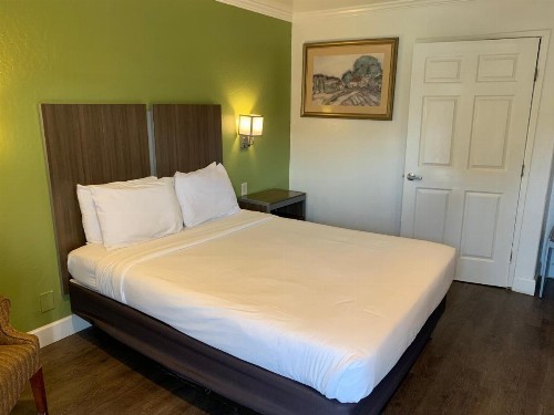 Gilroy Inn - image 5