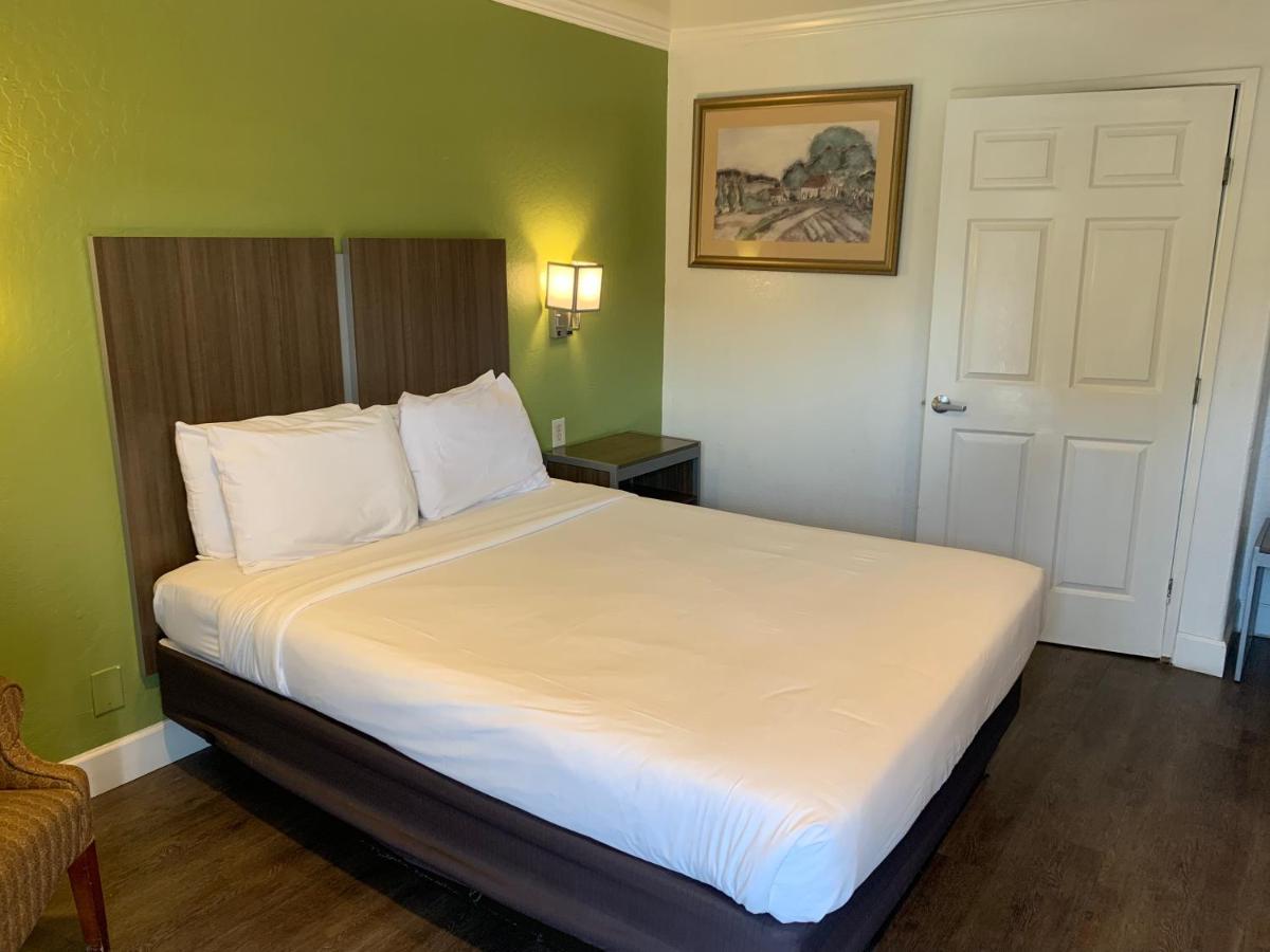 Gilroy Inn - image 5
