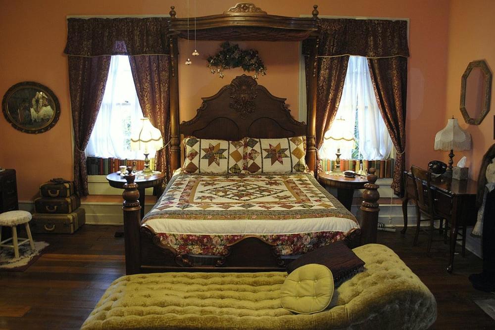 Hall Place Bed & Breakfast - image 2