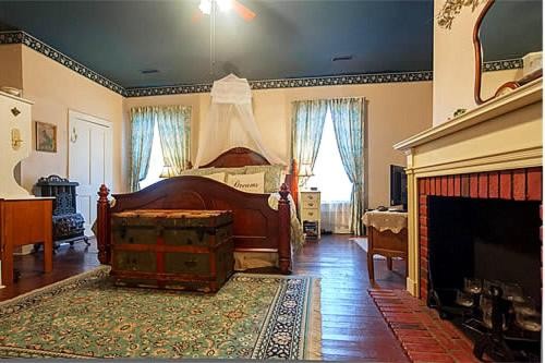Hall Place Bed & Breakfast - image 3