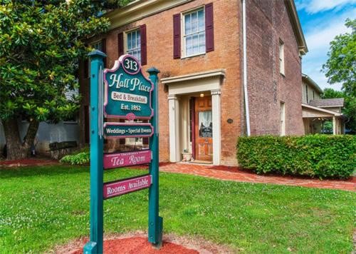 Hall Place Bed & Breakfast - image 4