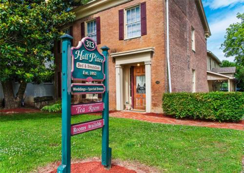 Hall Place Bed & Breakfast - image 4