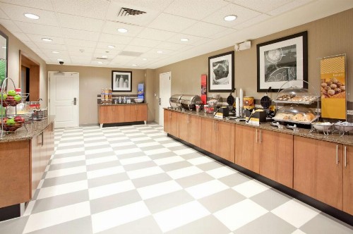Hampton Inn & Suites Phoenix Glendale-Westgate - image 14