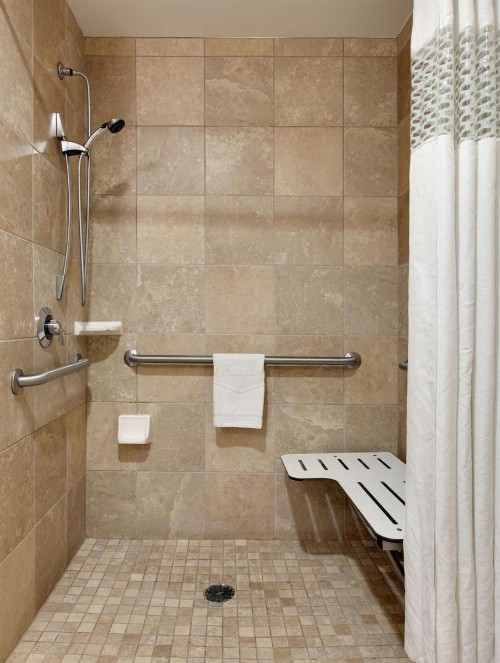 Hampton Inn & Suites Phoenix Glendale-Westgate - image 16