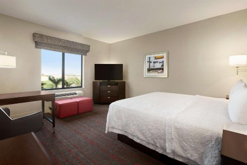 Hampton Inn & Suites Phoenix Glendale-Westgate - image 18