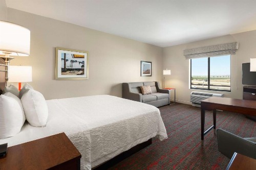 Hampton Inn & Suites Phoenix Glendale-Westgate - image 19