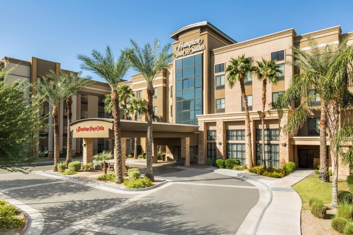 Hampton Inn & Suites Phoenix Glendale-Westgate - image 2