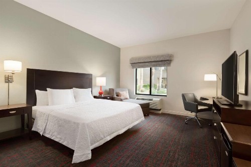 Hampton Inn & Suites Phoenix Glendale-Westgate - image 20
