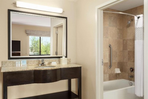 Hampton Inn & Suites Phoenix Glendale-Westgate - image 25