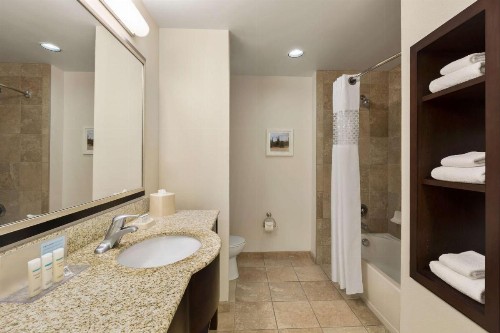 Hampton Inn & Suites Phoenix Glendale-Westgate - image 26